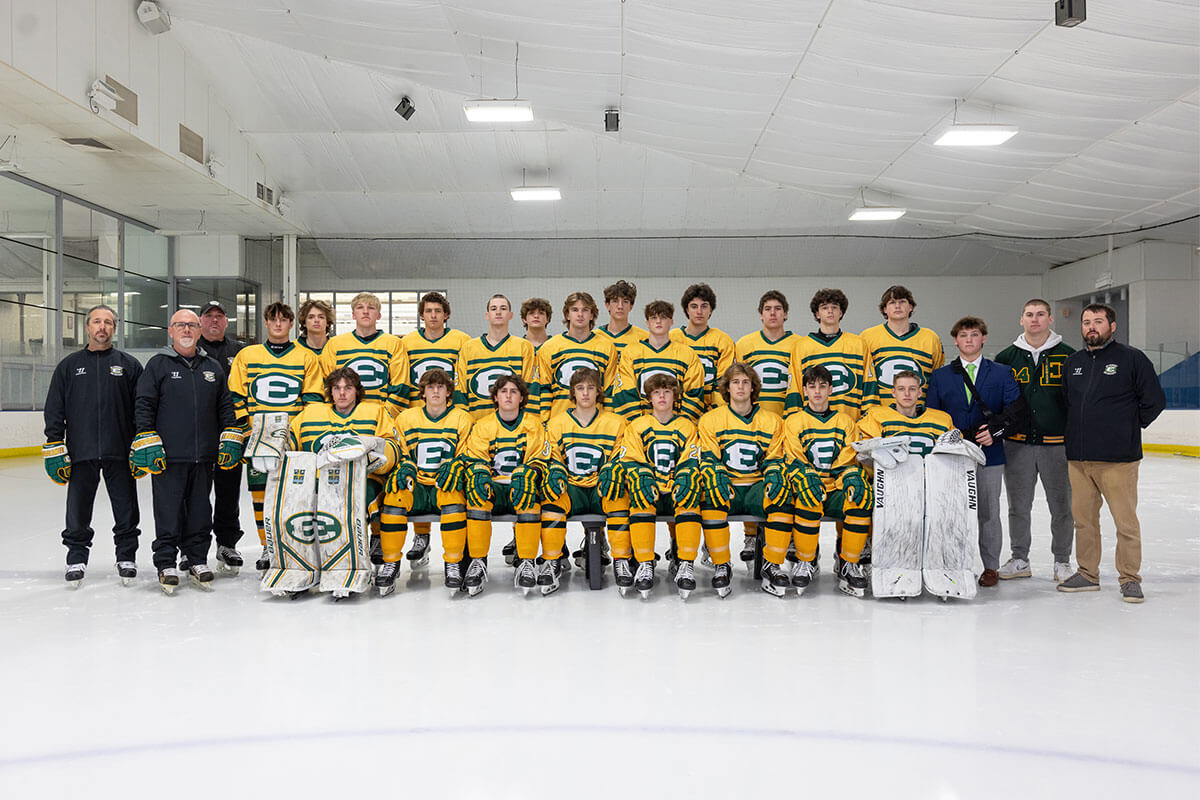 the 2023 st. edward high school varsity gold hockey team